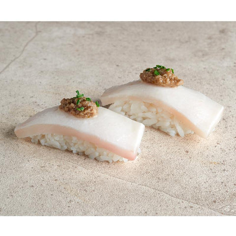 Nigiri pez mantequilla flambeado con trufa x2