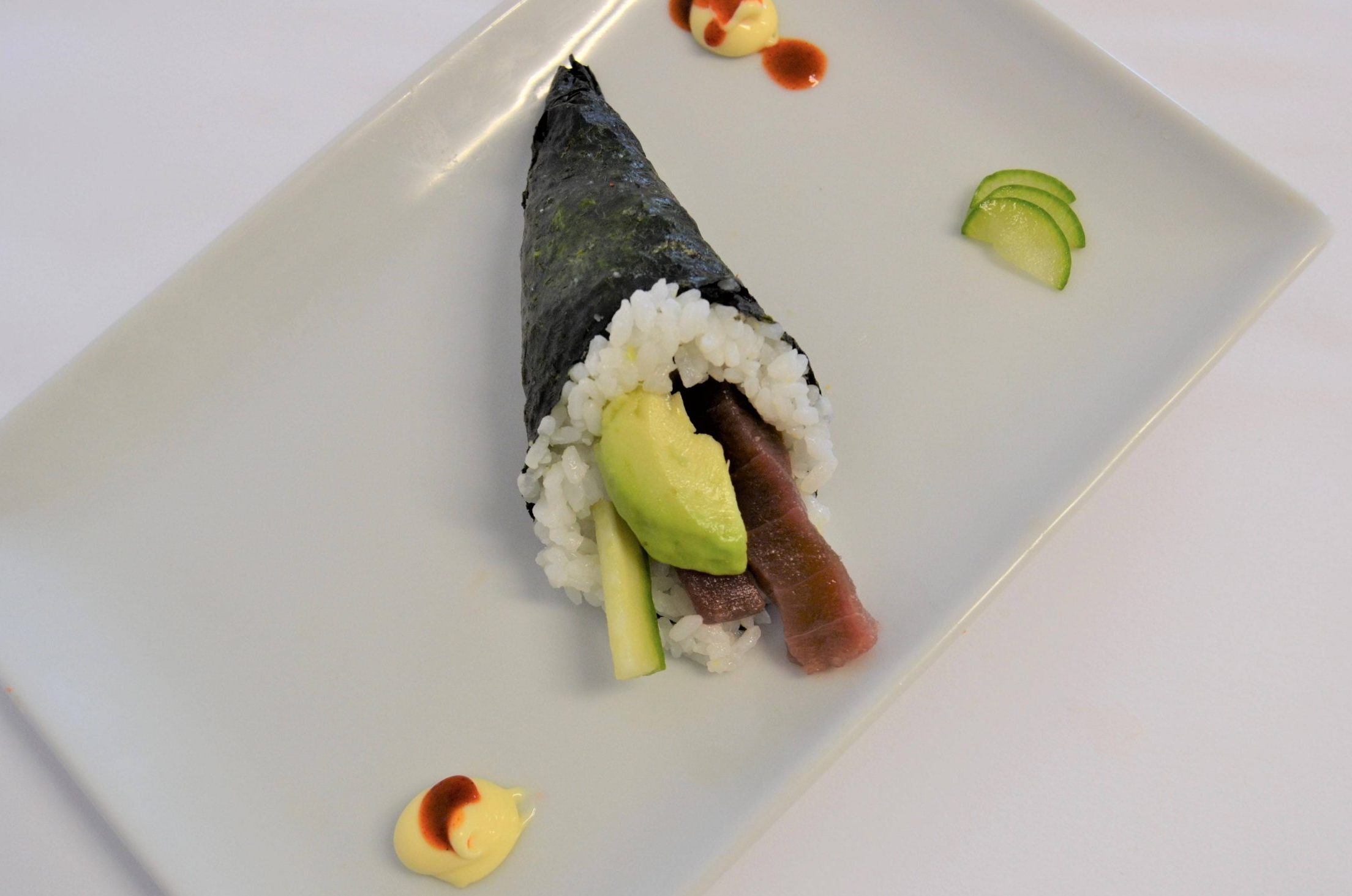 Temaki atún aguacate 